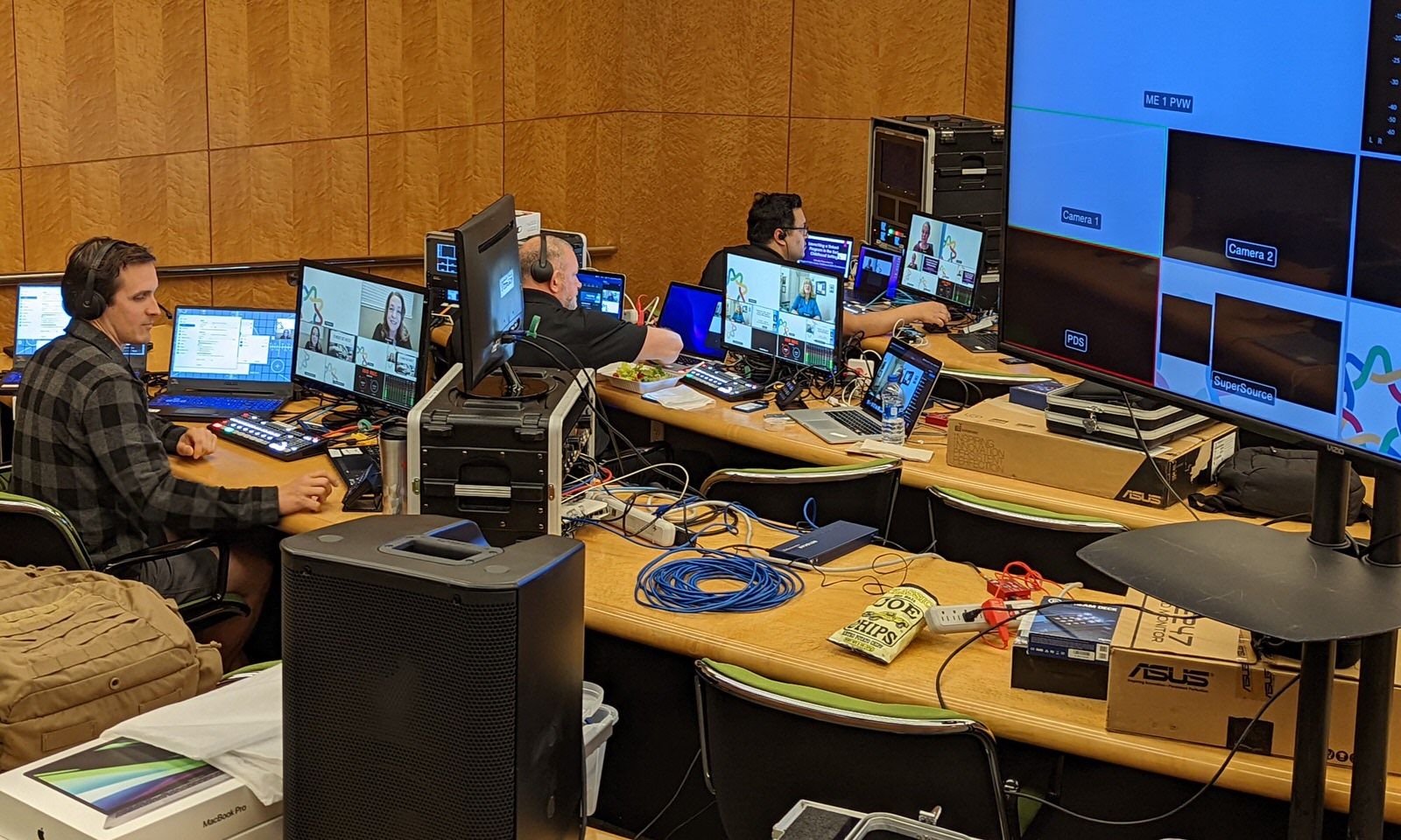 Understanding the Difference Between Virtual and Hybrid Events